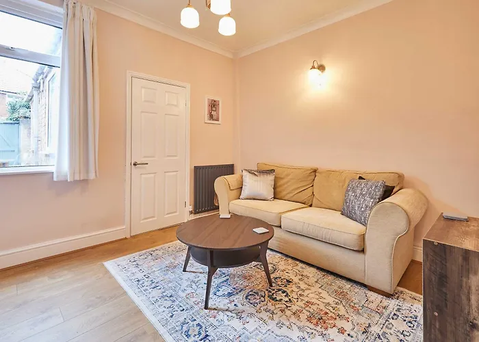 Host & - Horner Street *